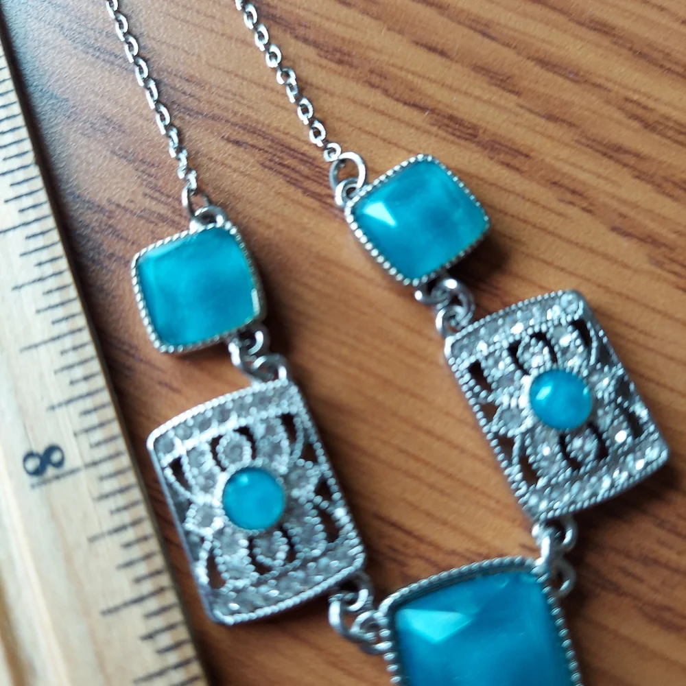 Liz Claiborne Silvertone Necklace w/Blue-ish Faux Stones and Faux Diamonds. - Picture 2 of 16